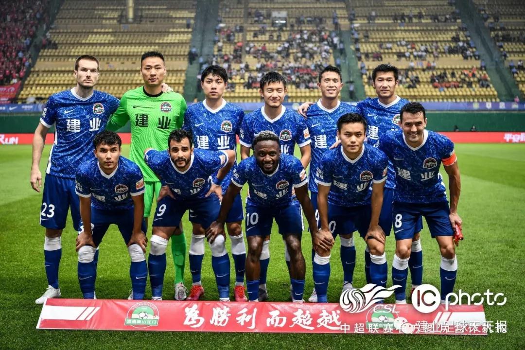 الأهلي والهلال السعوديتاريخ من المنافسة والإنجازات